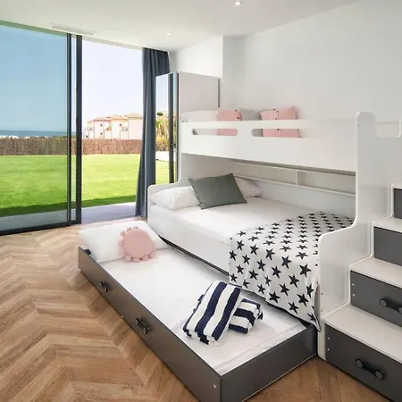 Apartment With Sea Views Walk To Restaurants *